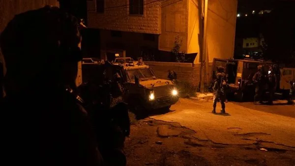 فلسطين: قوات الاحتلال تنفذ عمليات مداهمة واعتقال في بلدة سعير شمال الخليل. فلسطين: قوات الاحتلال تنفذ عمليات مداهمة واعتقال في بلدة سعير شمال الخليل.