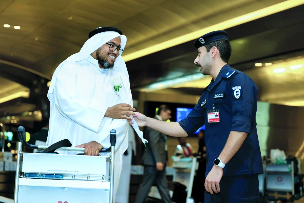 استقبال حاجي قطر بالزهور في مطار حمد استقبال حاجي قطر بالزهور في مطار حمد