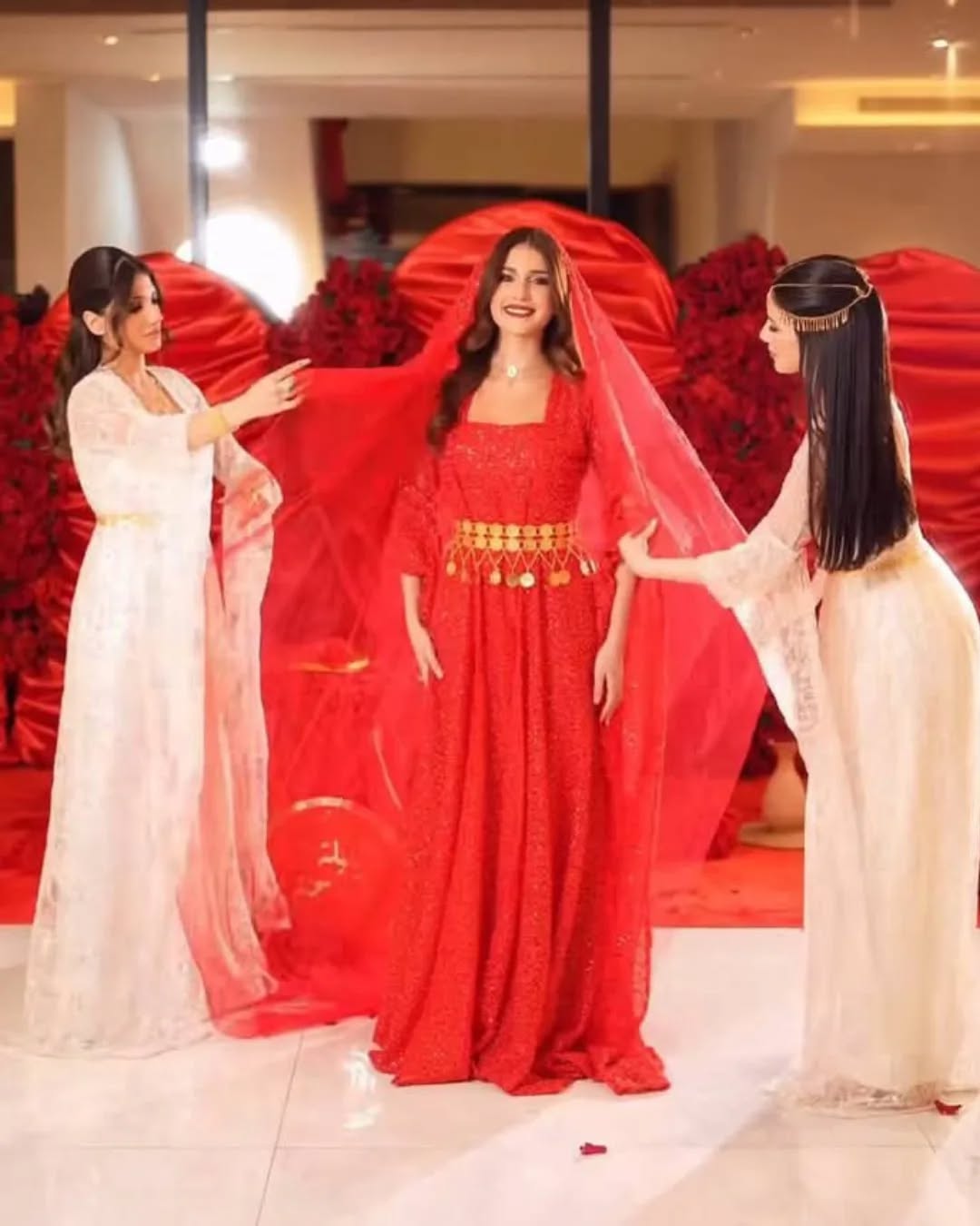 فستان شيرين بيوتي ليلة الجنة فخم باللون الأحمر الملوكي (إنستغرام)