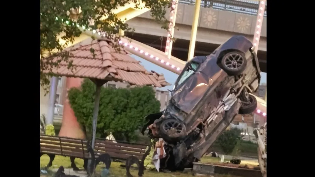 العجلة توقفت بشكل عمودي.. 5 مصابين في حادث مروع في واسط (فيديو) العجلة توقفت بشكل عمودي.. 5 مصابين في حادث مروع في واسط (فيديو)