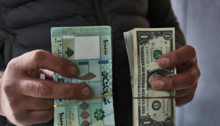 ليرة لبنانية و دولار أمريكي 