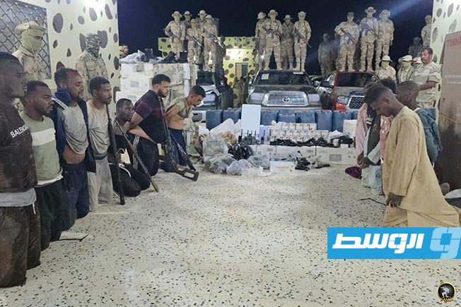 مهربون أوقفتهم كتيبة «سبل السلام» في المنطقة الحدودية مع السودان ومصر، 11 يونيو 2025. (شعبة الإعلام - القيادة العامة)