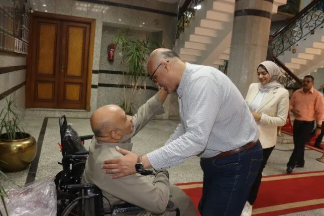 محافظ القليوبية يتيح كرسيًا كهربائيًا لشخص من ذوي الاحتياجات الخاصة محافظ القليوبية يتيح كرسيًا كهربائيًا لشخص من ذوي الاحتياجات الخاصة