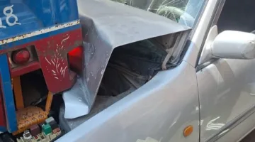 تصادم مروري بالقرب من صور ونجاة الأشخاص الموجودين داخل المركبة