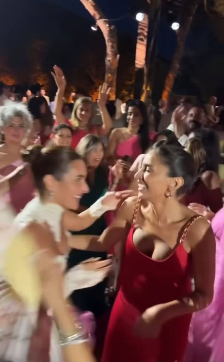 دينا الشربيني ترقص في زفاف أمينة خليل 
