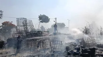 إخماد حريق في مستودع لبراميل البلاستيك في الخانكة