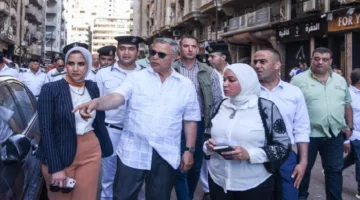 حملة واسعة في الإسكندرية: المحافظ يعمد إلى إغلاق منشآت غير قانونية ويؤكد على ضرورة الانضباط في شارع أطلس