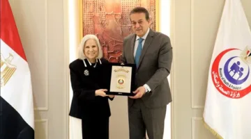 وزير الصحة يكرم السفيرة هيفاء أبوغزالة تقديرًا لجهودها في قطاع الشؤون الاجتماعية بجامعة الدول العربية خلال فترة ولايتها.