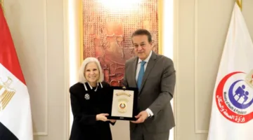 وزير الصحة يكرّم السفيرة هيفاء أبوغزالة تقديراً لمساهماتها أثناء فترة عملها.