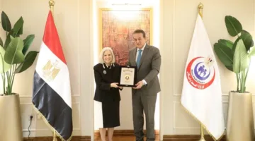 وزير الصحة والسكان يكرم السفيرة هيفاء أبو غزالة تقديراً لمساهماتها خلال فترة عملها.