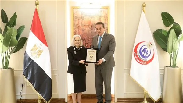 وزير الصحة والسكان يكرم السفيرة هيفاء أبو غزالة تقديراً لمساهماتها خلال فترة عملها. وزير الصحة والسكان يكرم السفيرة هيفاء أبو غزالة تقديراً لمساهماتها خلال فترة عملها.