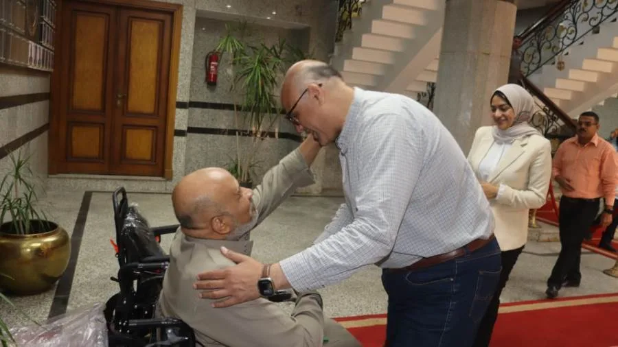 محافظ القليوبية يقدم كرسيًا كهربائيًا لمواطن ذو إعاقة محافظ القليوبية يقدم كرسيًا كهربائيًا لمواطن ذو إعاقة