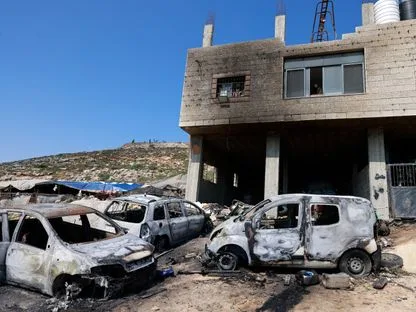 الضفة الغربية: مستوطنون يعتدون على منازل وممتلكات فلسطينية في بلدة بيتا الضفة الغربية: مستوطنون يعتدون على منازل وممتلكات فلسطينية في بلدة بيتا