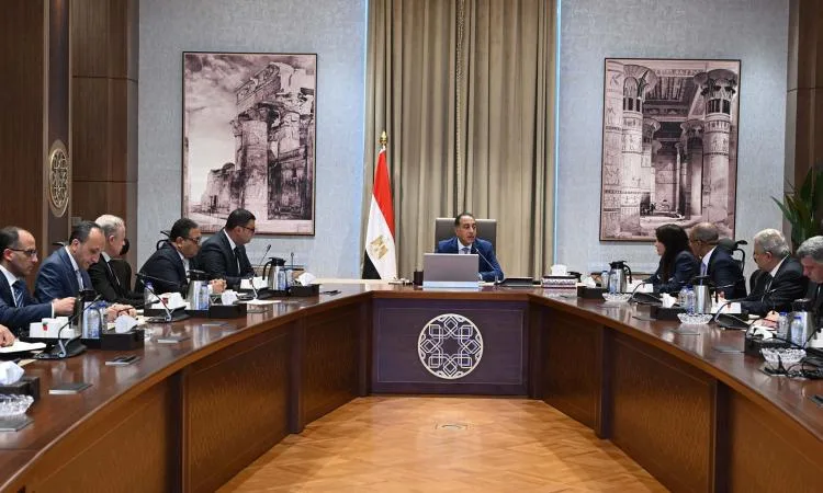 رئيس الوزراء يراقب استراتيجيات وتدابير توسيع مشروعات تحلية مياه البحر رئيس الوزراء يراقب استراتيجيات وتدابير توسيع مشروعات تحلية مياه البحر