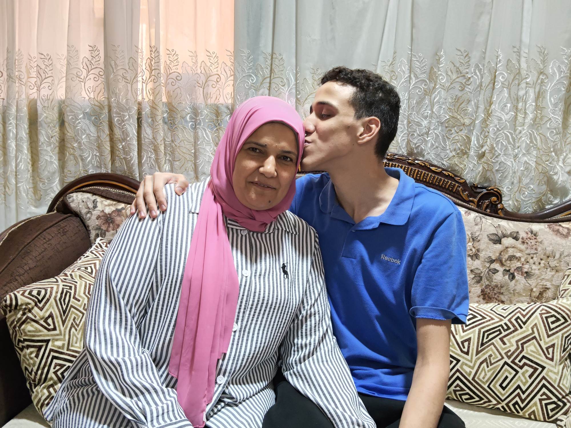 الأول على الشهادة الإعدادية الأزهرية يتوسط أسرته