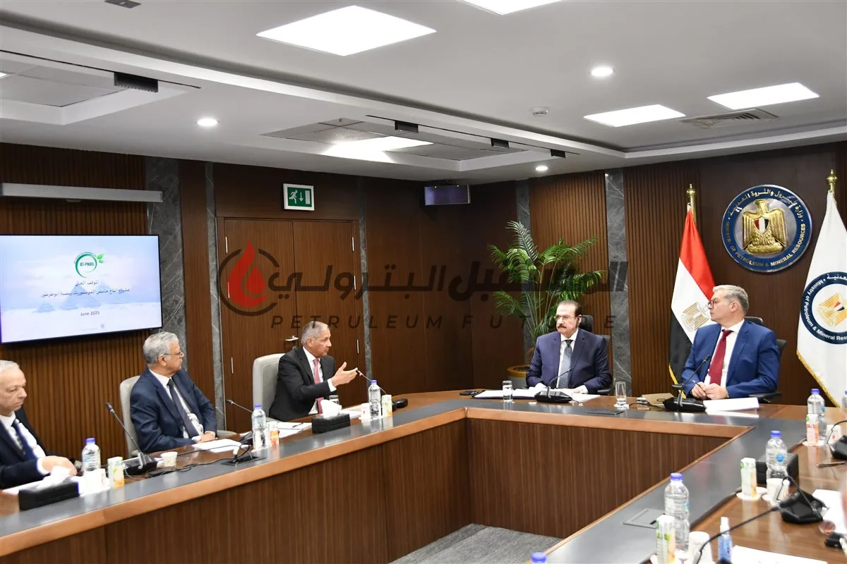 وزير البترول يراقب التقدم في مشروع إنتاج حمض الفوسفوريك وزير البترول يراقب التقدم في مشروع إنتاج حمض الفوسفوريك
