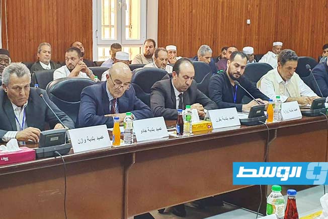 تيتيه خلال عقد اجتماع مع عمداء بلديات ومشايخ ونشطاء في نالوت، 12 يونيو 2025. (بلدية نالوت)