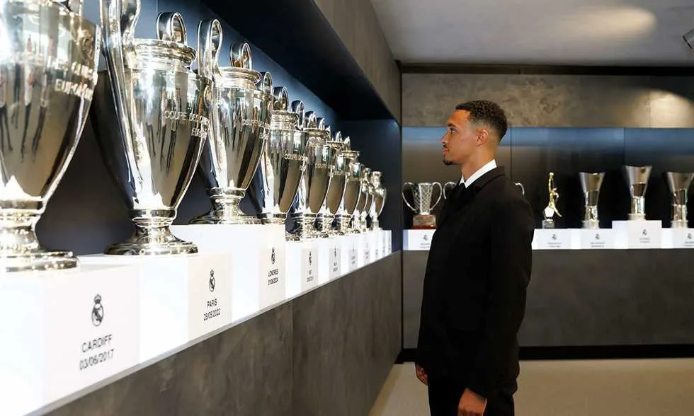 أرنولد: الانضمام إلى ريال مدريد ليس بالأمر المعتاد.. وبيريز: ستختبر لحظات استثنائية قد تصعب عليك فهمها أحياناً. أرنولد: الانضمام إلى ريال مدريد ليس بالأمر المعتاد.. وبيريز: ستختبر لحظات استثنائية قد تصعب عليك فهمها أحياناً.