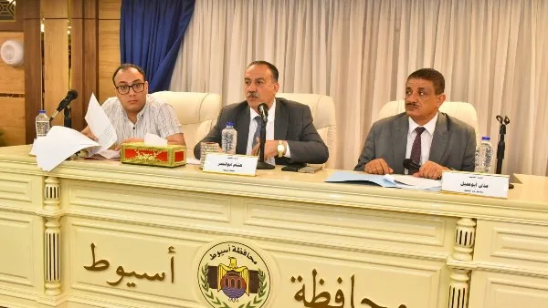 محافظ أسيوط يتخذ خطوات جادة لحماية الأراضي من التعديات على ممتلكات الدولة وتوجيهات بالإسراع في تنفيذ الخطة الاستثمارية وبدء عرض المشاريع. محافظ أسيوط يتخذ خطوات جادة لحماية الأراضي من التعديات على ممتلكات الدولة وتوجيهات بالإسراع في تنفيذ الخطة الاستثمارية وبدء عرض المشاريع.