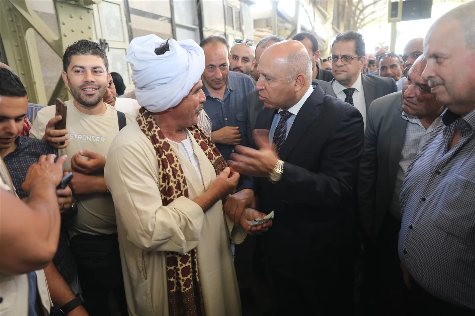 للمرة الثانية خلال أربعة أيام، وزير النقل يتفقد محطة سكك حديد مصر في رمسيس. للمرة الثانية خلال أربعة أيام، وزير النقل يتفقد محطة سكك حديد مصر في رمسيس.