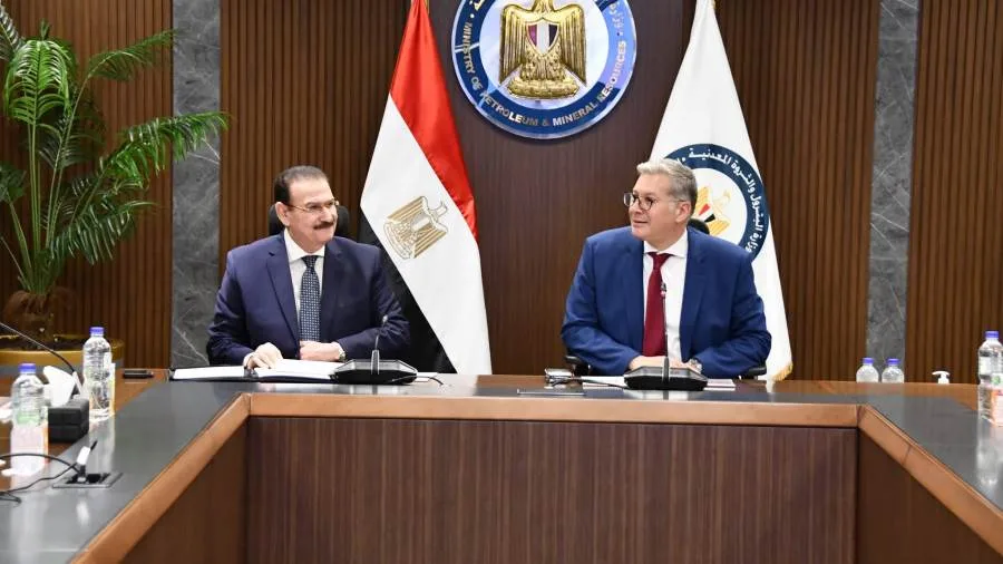 وزير البترول يجتمع بمساهمي شركة أبوطرطور لمناقشة تقدم مشروع إنتاج حامض الفوسفوريك في هضبة أبوطرطور وزير البترول يجتمع بمساهمي شركة أبوطرطور لمناقشة تقدم مشروع إنتاج حامض الفوسفوريك في هضبة أبوطرطور