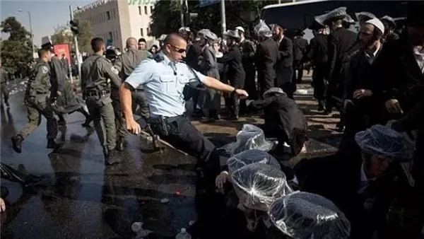 قوات الاحتلال تهاجم فلسطينيين في شارع صلاح الدين بالقدس قوات الاحتلال تهاجم فلسطينيين في شارع صلاح الدين بالقدس
