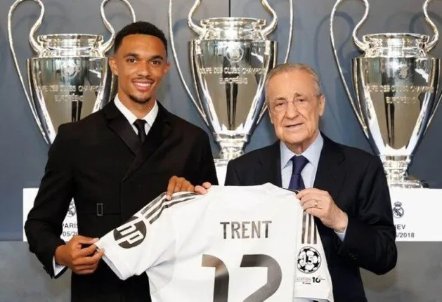 أرنولد يتحدث الإسبانية أثناء تقديمه في ريال مدريد أرنولد يتحدث الإسبانية أثناء تقديمه في ريال مدريد