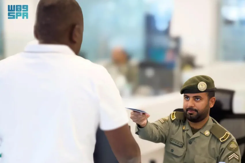 جوازات منفذ حالة عمار تُكمل إجراءات مغادرة الحجاج بعد انتهاء مناسكهم جوازات منفذ حالة عمار تُكمل إجراءات مغادرة الحجاج بعد انتهاء مناسكهم