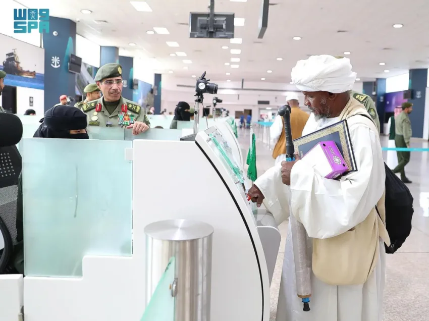 المدير العام المؤقت للجوازات يراقب تقدم العمل في صالات الجوازات بميناء جدة الإسلامي المدير العام المؤقت للجوازات يراقب تقدم العمل في صالات الجوازات بميناء جدة الإسلامي