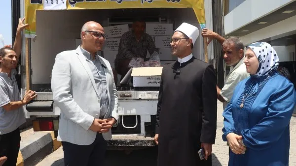 محافظ القليوبية يشرف على استلام 2 طن من لحوم الأضاحي لتوزيعها على الأسر المحتاجة محافظ القليوبية يشرف على استلام 2 طن من لحوم الأضاحي لتوزيعها على الأسر المحتاجة
