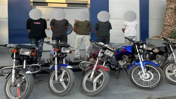 إلقاء القبض على 5 أفراد قاموا بعرض مهاراتهم على دراجات نارية في طريق “مصر – إسكندرية الزراعي” بالقليوبية. إلقاء القبض على 5 أفراد قاموا بعرض مهاراتهم على دراجات نارية في طريق “مصر – إسكندرية الزراعي” بالقليوبية.