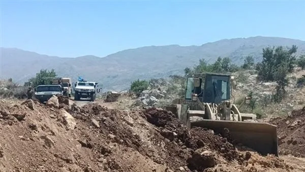 الجيش اللبناني يزيل الحواجز الترابية ويستعيد فتح الطرق التي أغلقها الجيش الإسرائيلي في محيط بلدة شبعا – حاصبيا الجيش اللبناني يزيل الحواجز الترابية ويستعيد فتح الطرق التي أغلقها الجيش الإسرائيلي في محيط بلدة شبعا – حاصبيا