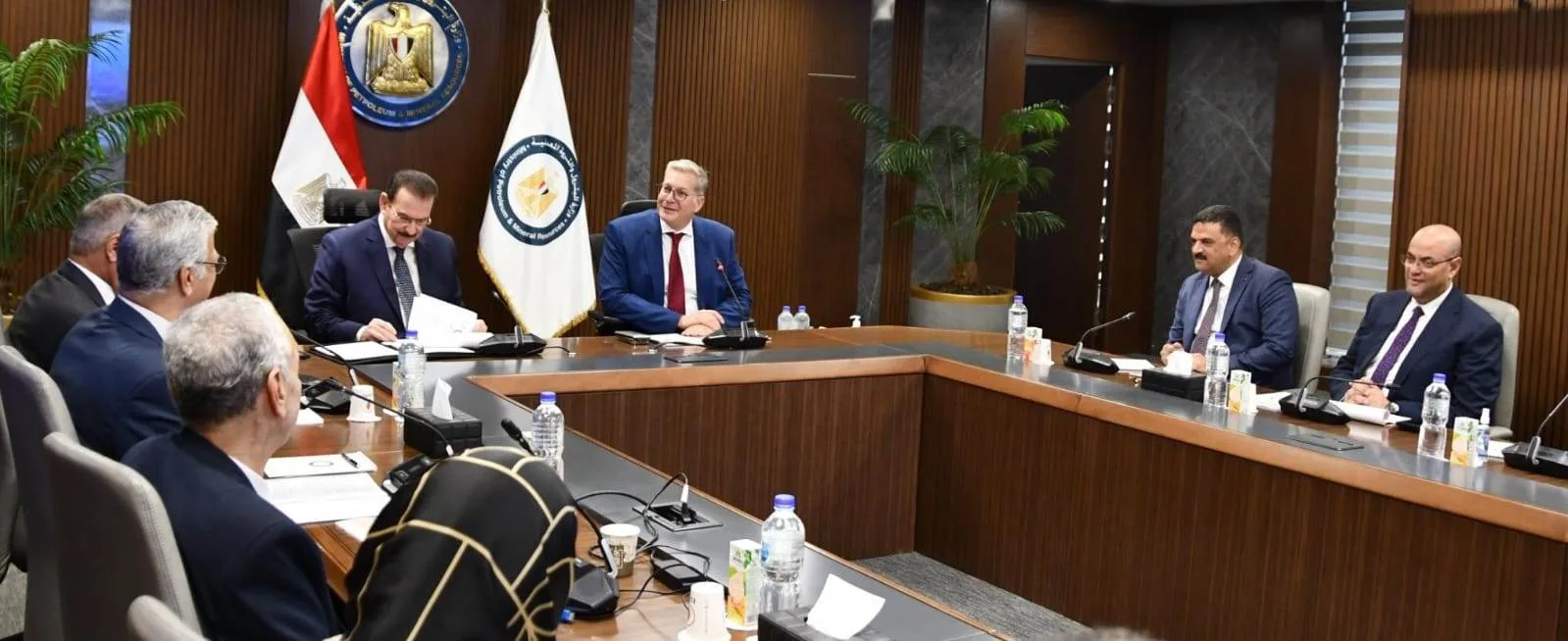 وزير البترول يجري اجتماعًا موسعًا مع مساهمي شركة أبوطرطور للحمض الفوسفوري لمتابعة سير المشروع وزير البترول يجري اجتماعًا موسعًا مع مساهمي شركة أبوطرطور للحمض الفوسفوري لمتابعة سير المشروع