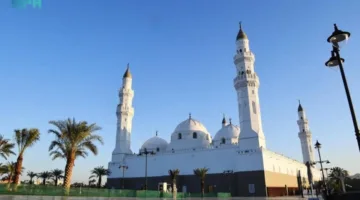 توافد الحجاج من جنسيات متعدة إلى مسجد قباء
