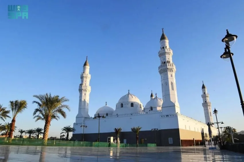 توافد الحجاج من جنسيات متعدة إلى مسجد قباء توافد الحجاج من جنسيات متعدة إلى مسجد قباء