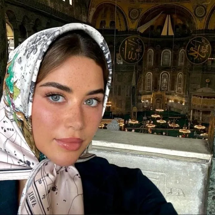 يارا السكري تجذب الأنظار داخل مسجد آيا صوفيا في تركيا.. صور يارا السكري تجذب الأنظار داخل مسجد آيا صوفيا في تركيا.. صور