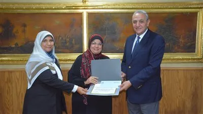 محافظ الغربية ي homenaje les madres ejemplares y reafirma: la mujer egipcia seguirá siendo la base de la construcción de la nación. محافظ الغربية ي homenaje les madres ejemplares y reafirma: la mujer egipcia seguirá siendo la base de la construcción de la nación.