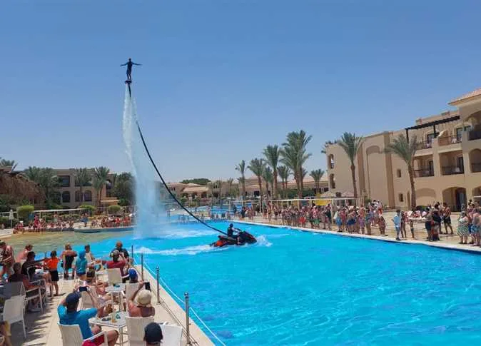عروض الفلاي بورد تشد انتباه السياح والمصريين في فنادق الغردقة (صور) عروض الفلاي بورد تشد انتباه السياح والمصريين في فنادق الغردقة (صور)