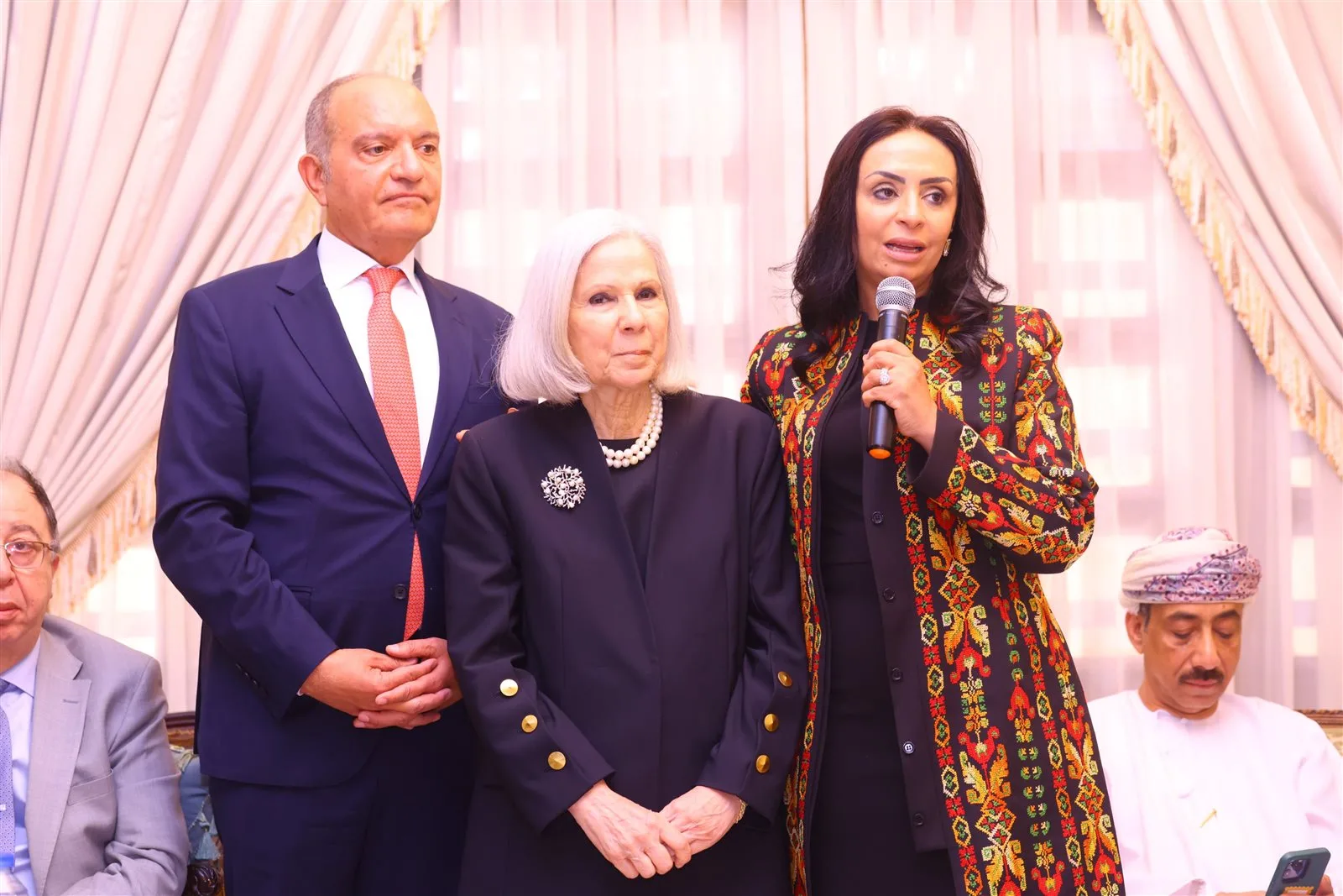 وزيرة التضامن تمنح السفيرة هيفاء أبو غزالة جائزة تقديرية لجهودها في مجال العمل الاجتماعي العربي وزيرة التضامن تمنح السفيرة هيفاء أبو غزالة جائزة تقديرية لجهودها في مجال العمل الاجتماعي العربي