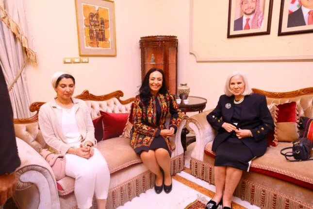 rewrite this title in other words: وزيرة التضامن تكرم السفيرة هيفاء أبو غزالة تقديرًا لجهودها في العمل الاجتماعي العربي rewrite this title in other words: وزيرة التضامن تكرم السفيرة هيفاء أبو غزالة تقديرًا لجهودها في العمل الاجتماعي العربي