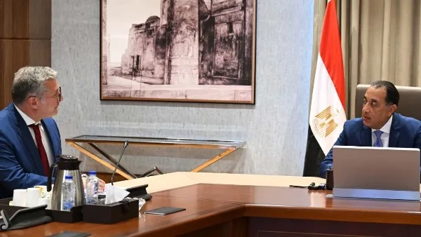 رئيس الوزراء يلتقي بوزير البترول والثروة المعدنية لمراجعة قضايا العمل رئيس الوزراء يلتقي بوزير البترول والثروة المعدنية لمراجعة قضايا العمل