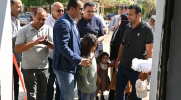 مدير جهاز العاشر من رمضان يقدّم “كشك” لأسرة الطفلة روناء ضحية الاعتداء | صور