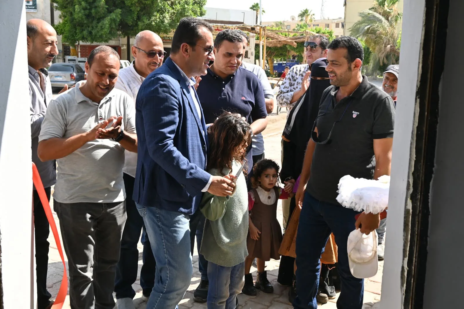 مدير جهاز العاشر من رمضان يقدّم “كشك” لأسرة الطفلة روناء ضحية الاعتداء | صور مدير جهاز العاشر من رمضان يقدّم “كشك” لأسرة الطفلة روناء ضحية الاعتداء | صور