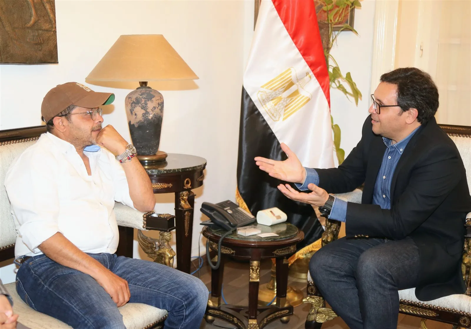 وزير الثقافة يتناقش مع الفنان محمد هنيدي حول تنظيم عروض مسرحية في مختلف المحافظات وزير الثقافة يتناقش مع الفنان محمد هنيدي حول تنظيم عروض مسرحية في مختلف المحافظات