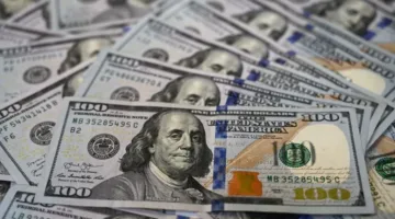 الدولار يصل إلى أدنى مستوى له منذ ثلاث سنوات بسبب تهديدات ترامب بفرض رسوم جمركية