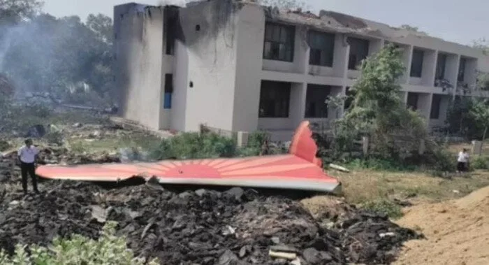 الشرطة الهندية: عدد ضحايا حادث الطائرة المت crashed يرتفع إلى 290 شخصًا حتى الآن الشرطة الهندية: عدد ضحايا حادث الطائرة المت crashed يرتفع إلى 290 شخصًا حتى الآن