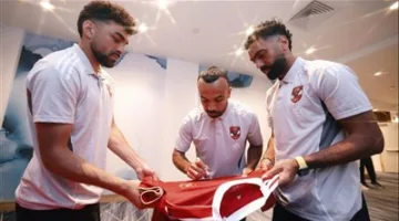 «فيفا» ينال توقيع لاعبي الأهلي على قمصانهم