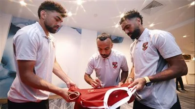 «فيفا» ينال توقيع لاعبي الأهلي على قمصانهم «فيفا» ينال توقيع لاعبي الأهلي على قمصانهم