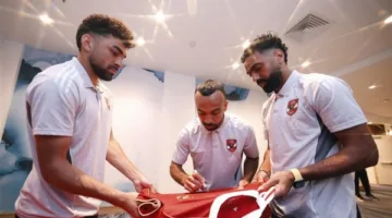 بطولة كأس العالم للأندية: لاعبو الأهلي يوقعون على قمصانهم بناءً على طلب من “فيفا”
