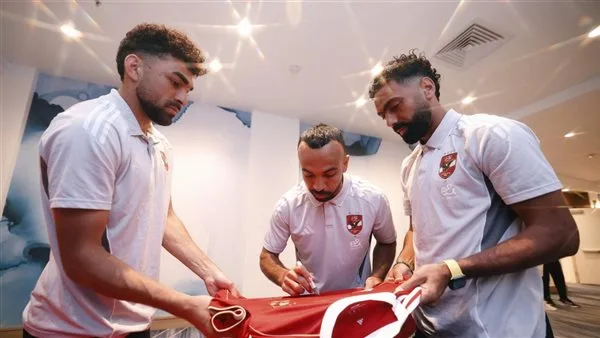 بطولة كأس العالم للأندية: لاعبو الأهلي يوقعون على قمصانهم بناءً على طلب من “فيفا” بطولة كأس العالم للأندية: لاعبو الأهلي يوقعون على قمصانهم بناءً على طلب من “فيفا”